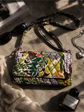 VERA BRADLEY CLUTCH CROSSBODY PURSE!!
Like New!!